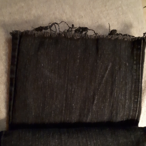 BARELY WORN - Black Stetchy Jeans - Picture 4 of 5